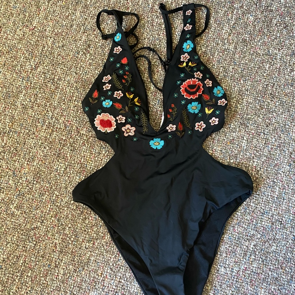 One piece, cut out bathing suit